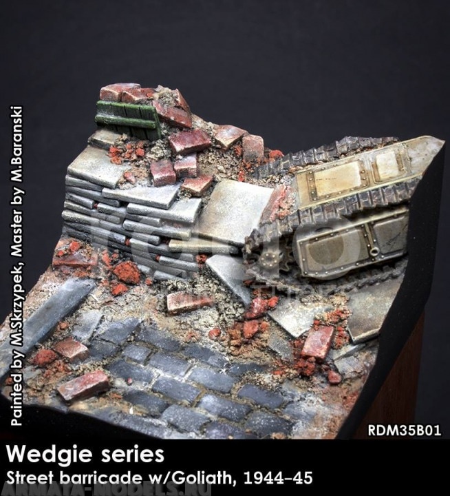 RDM35B01 Уличная баррикада с Голиаф  Street barricade w/Goliath, 1944-45 RADO MINIATURES
